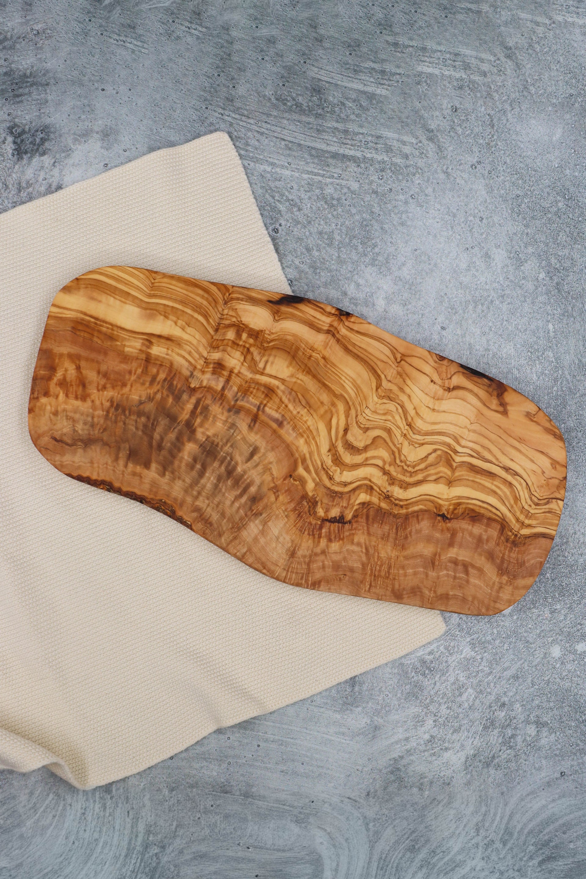 15.5" OLIVE WOOD CUTTING BOARD