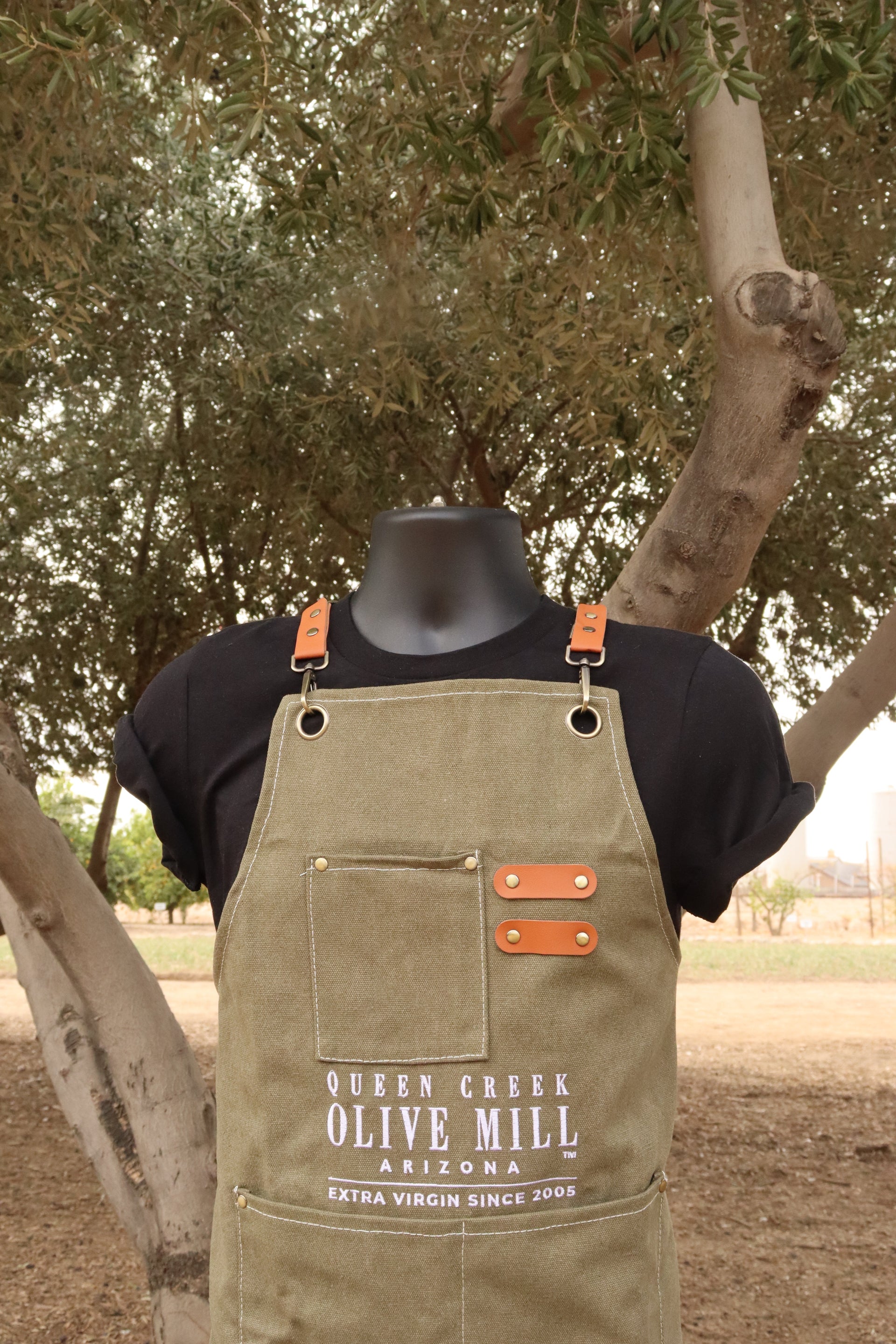 SAGE GREEN QCOM LOGO EMBROIDERED APRON