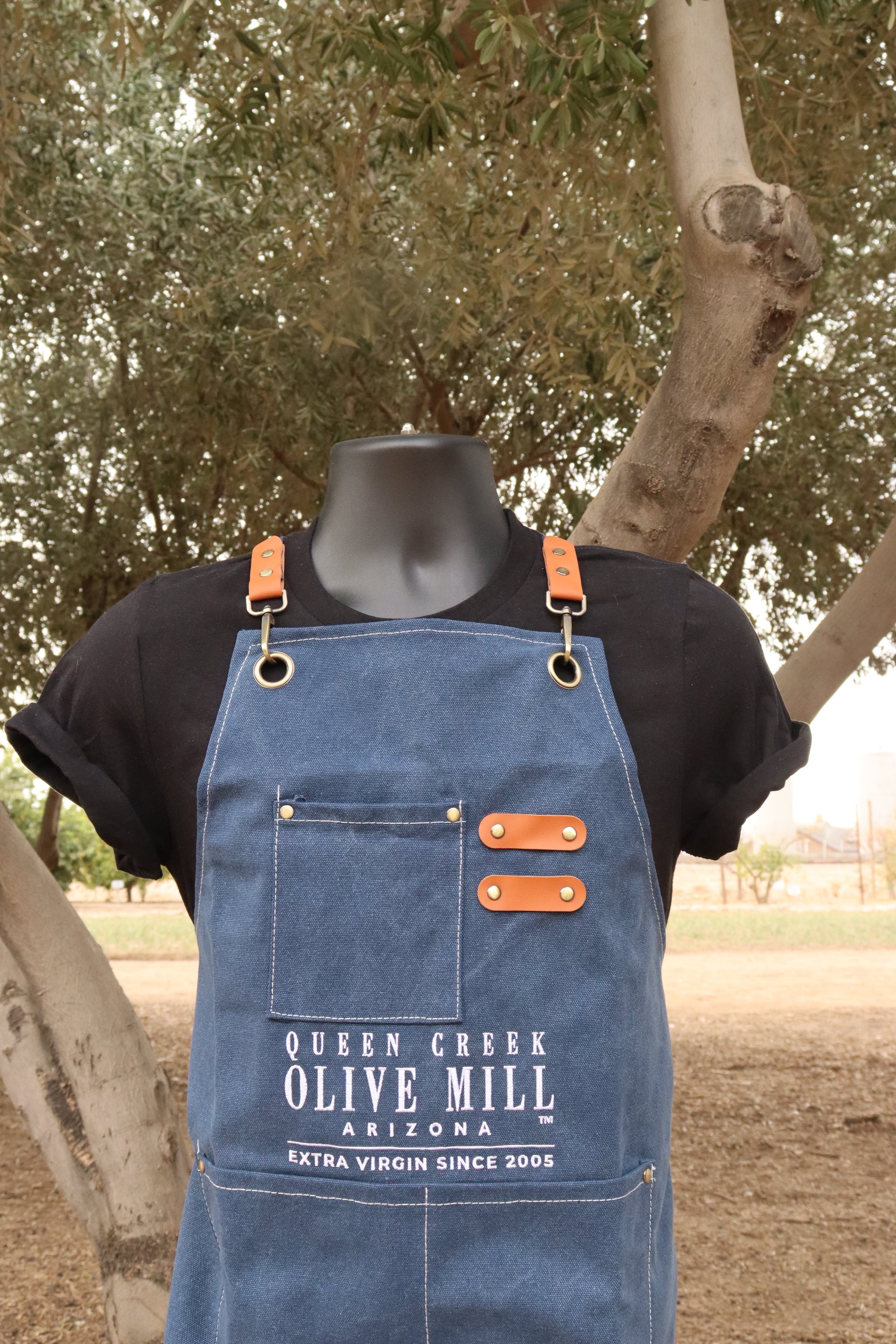 NAVY BLUE QCOM LOGO EMBROIDERED APRON